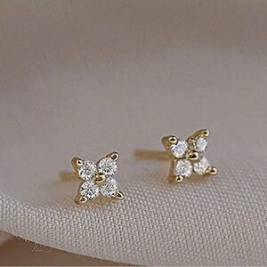Beautiful flower 🌸  14k earrings ✨